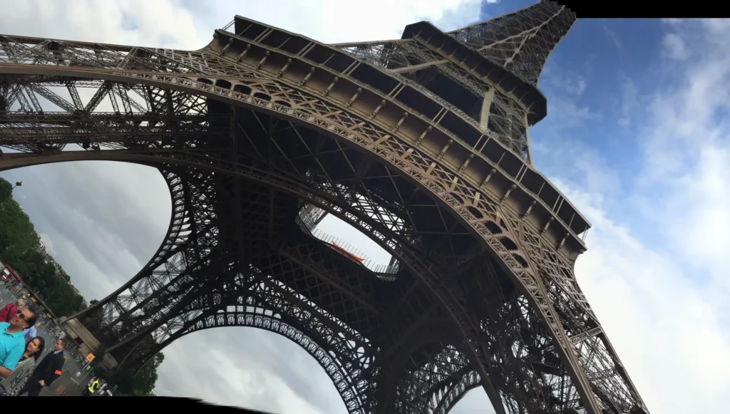 Foto av mig underifrån på Eiffeltornet