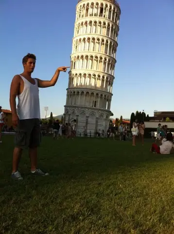 Foto på mig utanför Lutande tornet i Pisa